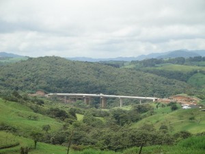 Puente en construcción sobre el río Barranca, Volio San Ramón. Detrás se puede ver un parche de bosque natural
